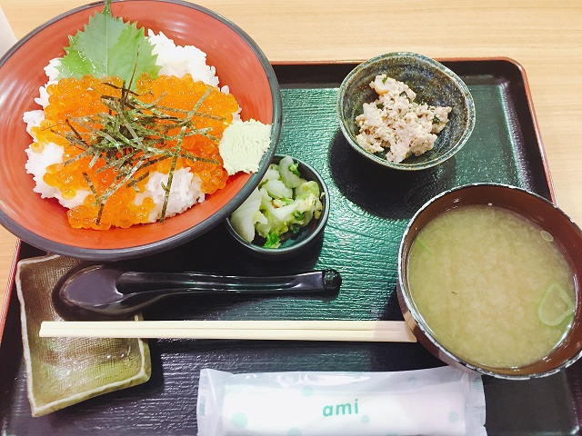 海王丸パーク近く新湊きっときと市場内にある海の幸を堪能出来る海鮮食堂でランチ 魚介を使ったおかずと共に頂くイクラ丼 富山グルメ旅