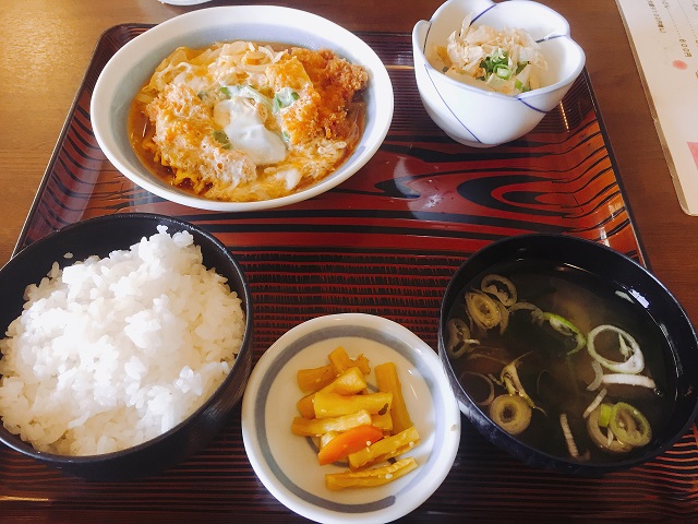 黒部市県道２号線沿いカラオケ看板が目印 めしやつかさ食堂に初訪問 一見昭和風のドライブインにも見える定食屋で頂くカツ煮定食でランチ 富山グルメ旅