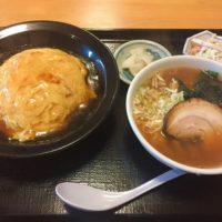 高岡駅南から車で５分、日本人好みの町中華のお店、千成飯店に初訪問　食べやすいながらも深みのある小ラーメンが付いた天津飯セット